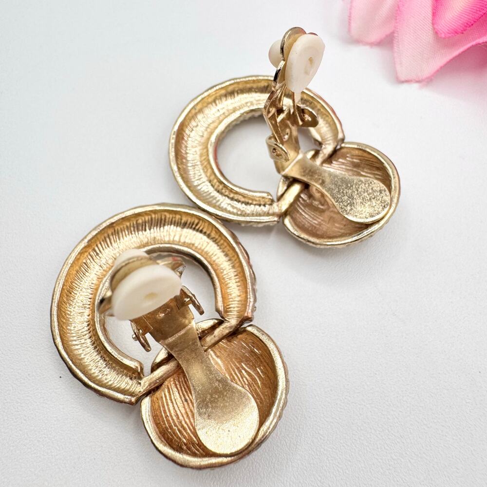 Vintage 3 Pair Clip On Earring Lot Includes Trifari & Unsigned Door Knocker - Picture 9 of 13